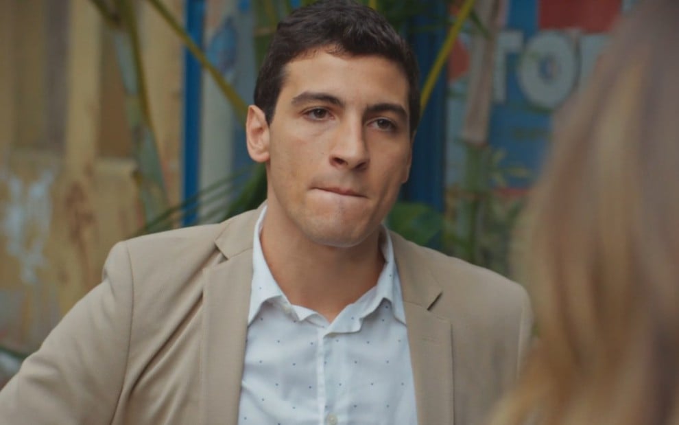 O ator Henrique Barreira com expressão triste em cena de Família É Tudo