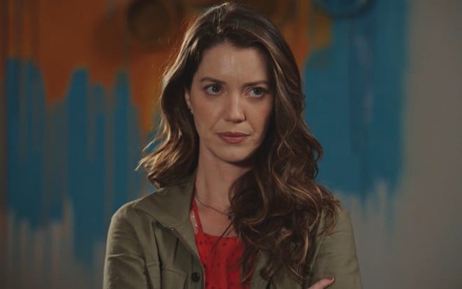 A atriz Nathalia Dill com expressão  séria em cena de Família É Tudo