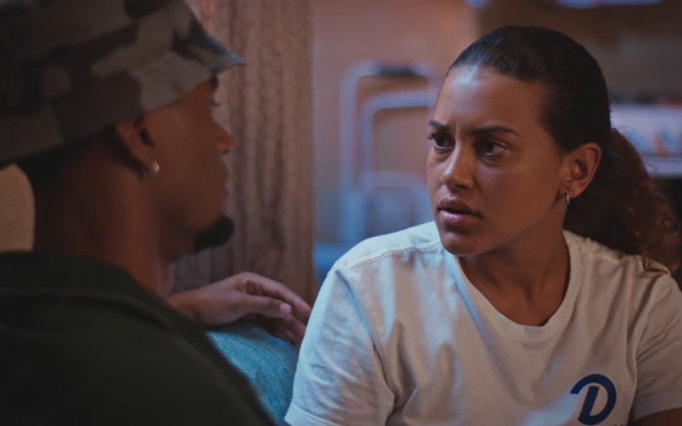 Os atores Isacque Lopes e Aisha Moura um em frente ao outro, em cena de conversa séria em Família É Tudo