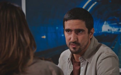 O ator Renato Góes sério, em frente à atriz Nathalia Dill, em cena de Família É Tudo
