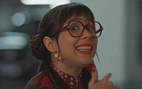 A atriz Daphne Bozaski em cena como Lupita em Família é Tudo, sorrindo, animada
