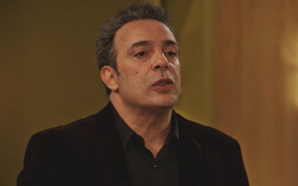 O ator Marcelo Medici com expressão séria, falando em cena de Família É Tudo