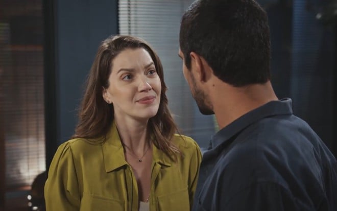 A atriz Nathalia Dill em frente ao ator Renato Góes, com expressão irritada, em cena de Família É Tudo