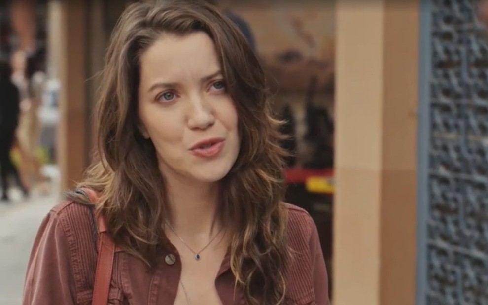 A atriz Nathalia Dill falando, com expressão séria, em cena de Família É Tudo