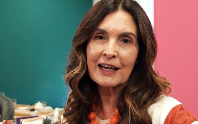 Fátima Bernardes está sem maquiagem, na frente de um espelho, e encara a câmera