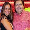 Luciana Cardoso e Fausto Silva estão abraçados e sorridentes