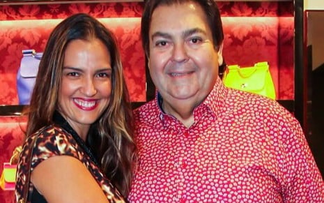 Luciana Cardoso e Fausto Silva estão abraçados e sorridentes