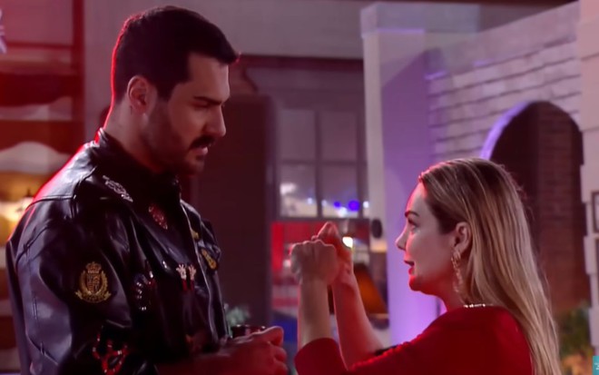 Shayan Haghbin e Rachel Sheherazade conversam na área de festa em A Fazenda 15