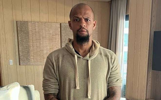 Felipe Melo está olhando para a câmera, em selfie publicada nas redes sociais