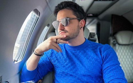 Felipe Neto em avião particular, posando para foto publicada no Instagram