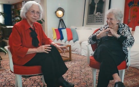 Fernanda Montenegro e Nathalia Timberg estão sentadas em cadeiras e conversam