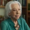 A atriz Fernanda Montenegro em entrevista ao Tributo, com expressão séria, camisa azul turquesa