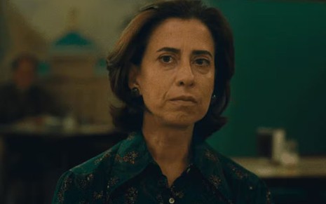 Fernanda Torres com expressão séria em cena do filme Ainda Estou Aqui