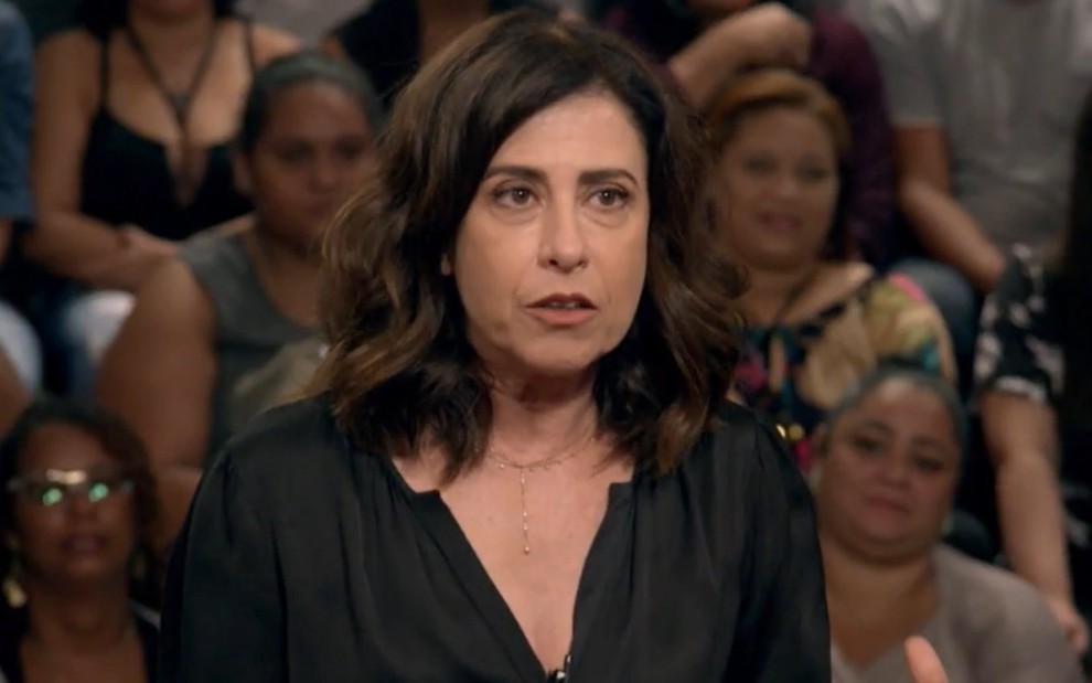 Fernanda Torres durante participação no programa Que História É Essa Porchat?, com expressão séria