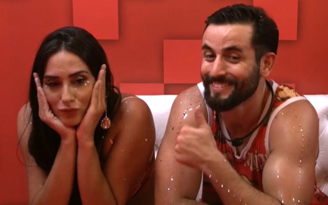 Deniziane Ferreira e Matteus Amaral posam na cabine de fotos na festa do BBB 24