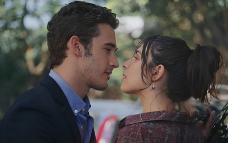 Giovanni (Filipe Bragança) prestes a beijar Ísis (Rayssa Bratillieri) em cena da novela Elas por Elas
