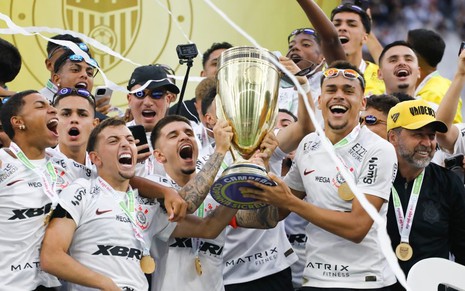 Jogadores do time sub-20 do Corinthians comemoram o título da Copa São Paulo nesta quinta (25)