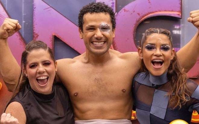 Tati Machado, Amaury Lorenzo e Lucy Alves posam para foto comemorando e sorrindo