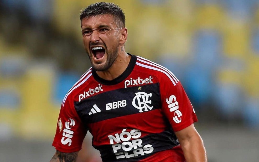 Arrascaeta, do Flamengo, comemora gol e veste uniforme listrado em vermelho e preto