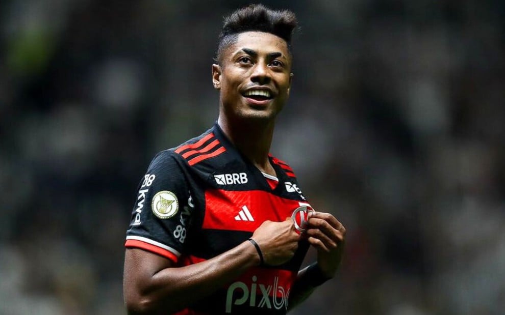 Bruno Henrique, do Flamengo, comemora gol e veste uniforme listrado em vermelho e preto