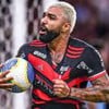 Gabigol, do Flamengo, comemora gol e veste uniforme listrado em vermelho e preto