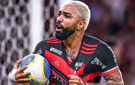 Gabigol, do Flamengo, comemora gol e veste uniforme listrado em vermelho e preto