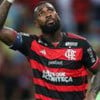 Gerson, do Flamengo, veste uniforme listrado em vermelho e preto durante partida da equipe