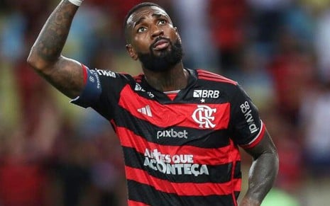 Gerson, do Flamengo, veste uniforme listrado em vermelho e preto durante partida da equipe