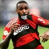 Gerson, do Flamengo, comemora gol e veste uniforme listrado em vermelho e preto