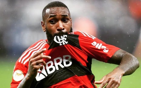 Gerson, do Flamengo, comemora gol e veste uniforme listrado em vermelho e preto