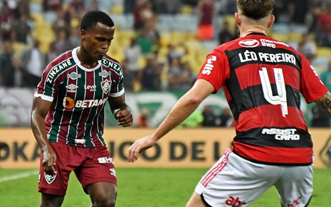 Léo Pereira (de costas) marca Jhon Arias em jogo entre Flamengo e Fluminense no Maracanã