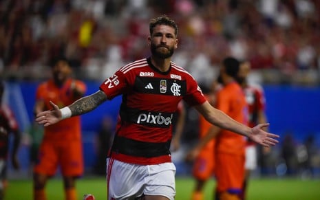 Com uniforme do Flamengo, Léo Pereira comemora de braços abertos