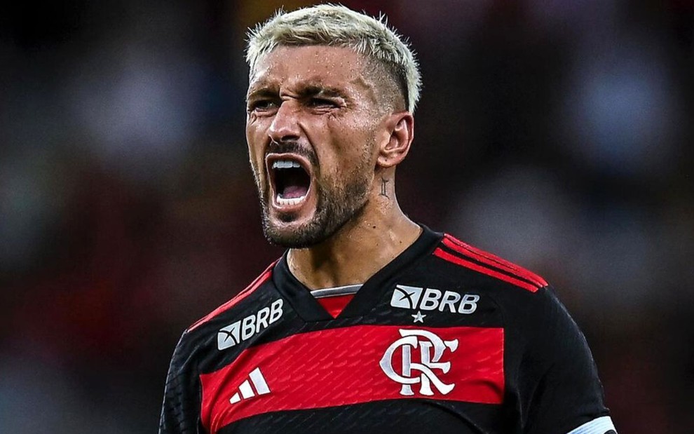 Arrascaeta, do Flamengo, comemora gol e veste uniforme listrado em vermelho e preto