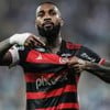 Gerson, do Flamengo, veste uniforme listrado em vermelho e preto durante partida da equipe