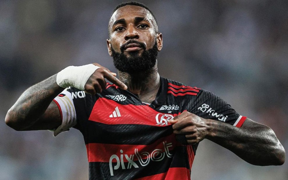 Gerson, do Flamengo, veste uniforme listrado em vermelho e preto durante partida da equipe