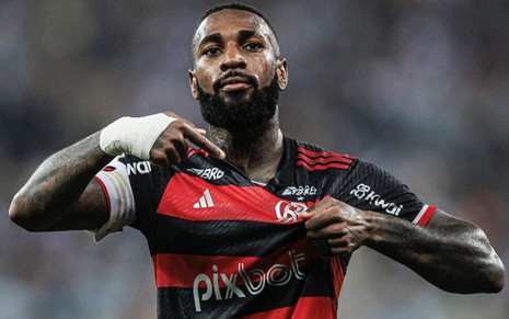 Gerson, do Flamengo, veste uniforme listrado em vermelho e preto durante partida da equipe