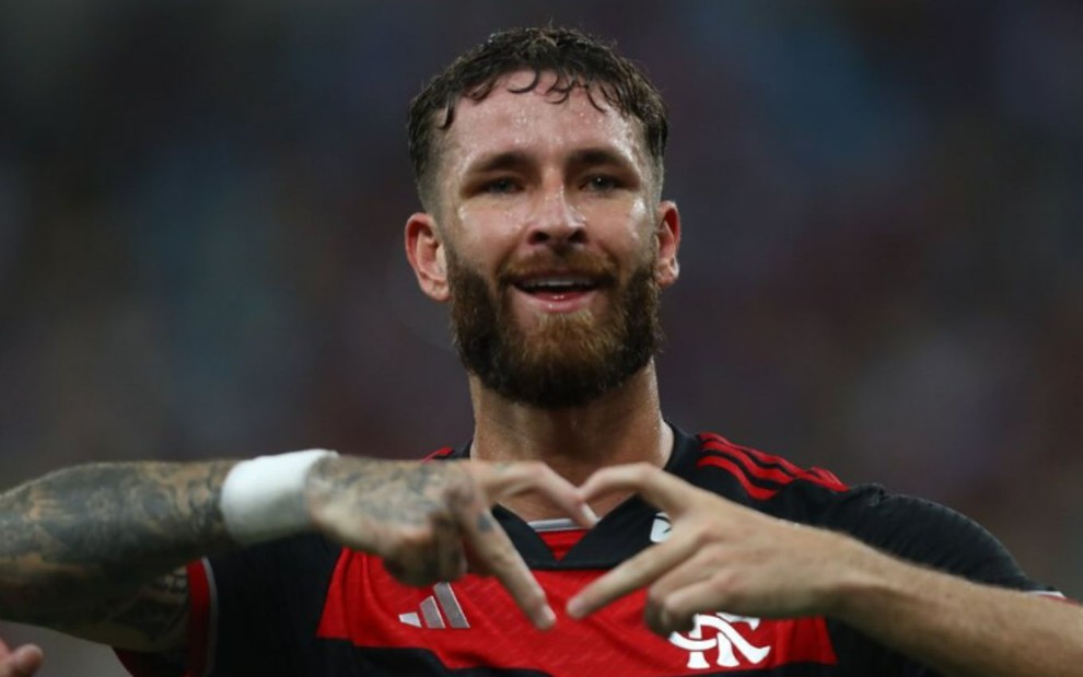 Jogador Léo Pereira, comemora gol do Flamengo e faz o formato de um coração com as mãos