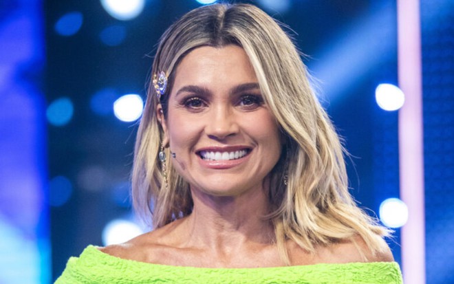 Flávia Alessandra está sorrindo, nos bastidores do Domingão com Huck, na Globo