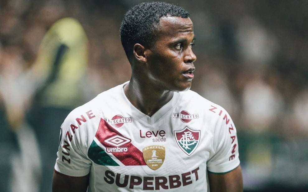 Arias, do Fluminense, veste uniforme branco com listras diagonais na cores grená e verde