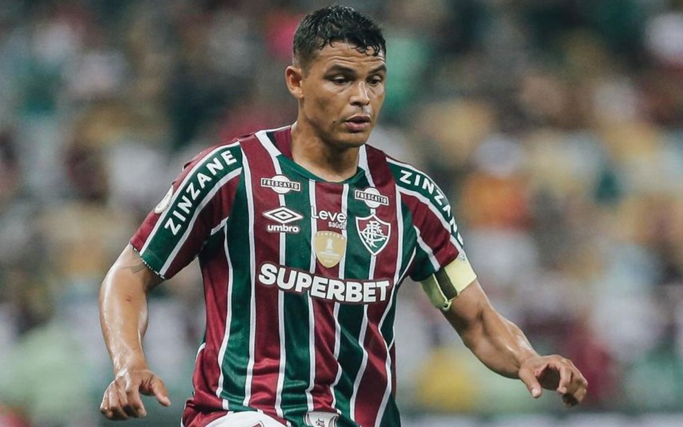 Thiago Silva, do Fluminense, veste uniforme listrado em grená, verde e branco durante partida