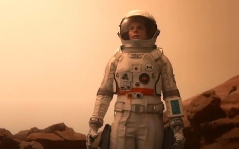 Jodi Baulfor usando traje espacial em For All Mankind