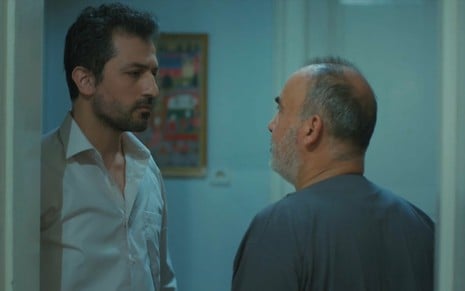 Arif (Feyyaz Duman) fica feliz ao descobrir que Yusuf (Yaşar Uzel) desistiu de expulsar Bahar (Özge Özpirinçci)