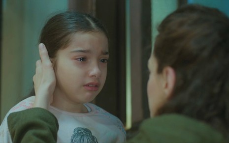 Nisan (Kübra Süzgün) olha para Bahar (Özge Özpirinçci) em cena da novela Força de Mulher