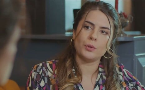 Ayça Erturan está séria em cena de Força de Mulher