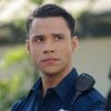 Rafael Silva está vestido como policial em cena da série 9-1-1: Lone Star