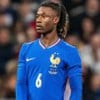 Camavinga, da França, veste uniforme azul com detalhes brancos durante partida da seleção