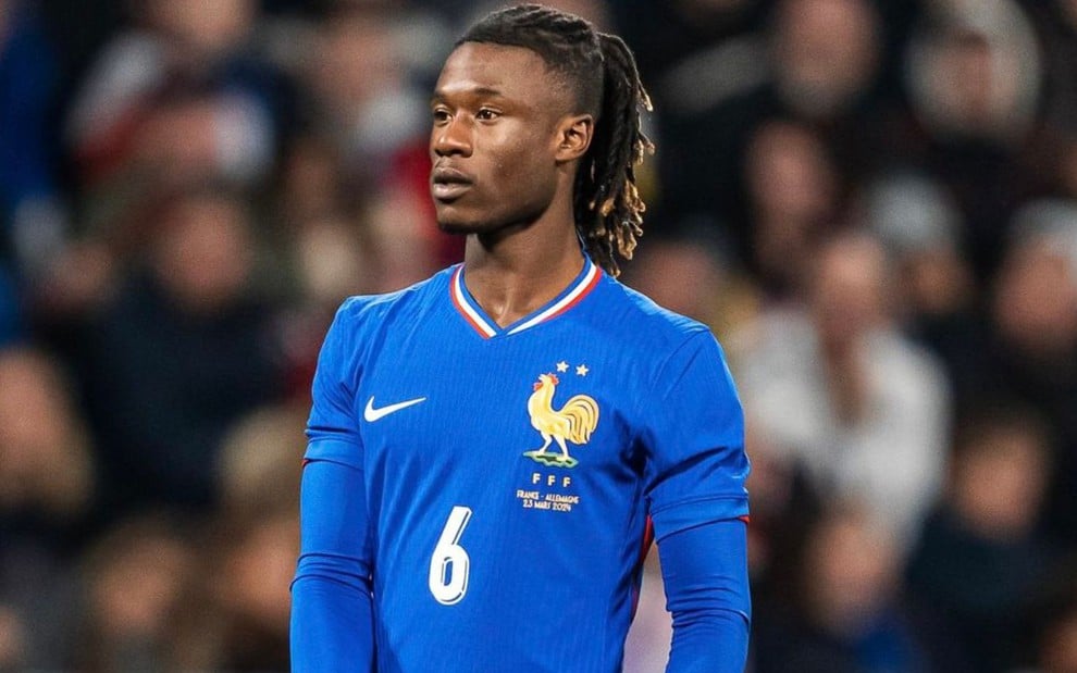 Camavinga, da França, veste uniforme azul com detalhes brancos durante partida da seleção