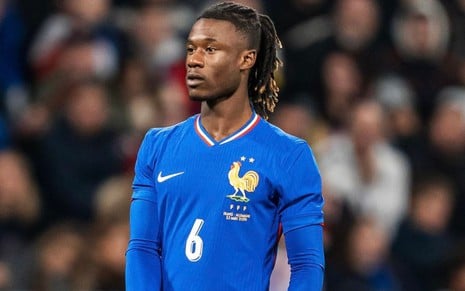 Camavinga, da França, veste uniforme azul com detalhes brancos durante partida da seleção