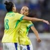 Gabi Portilho e Adriana Silva comemoram batendo os peitos em jogo na Olimpíada de Paris