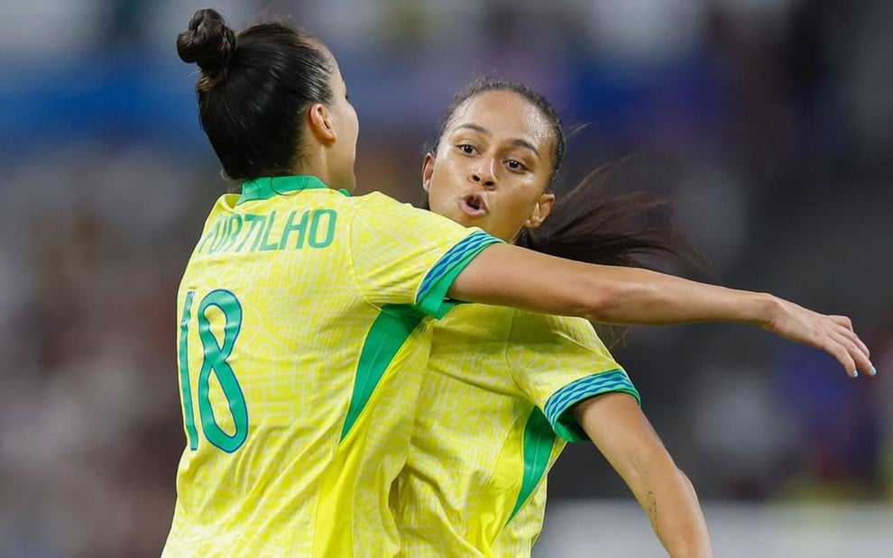 Gabi Portilho e Adriana Silva comemoram batendo os peitos em jogo na Olimpíada de Paris